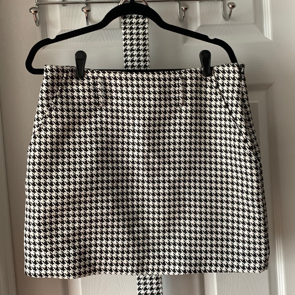 Forever 21- sharp skirt, lined, side pockets, side zipper, belt- no flaws!